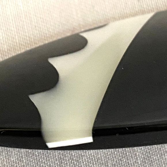 Black And Moonstone White Resin Oval Brooch - Picture 4 of 8